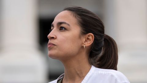 La representante Alexandria Ocasio-Cortez fue criticada por republicanos tras su viaje a Florida.