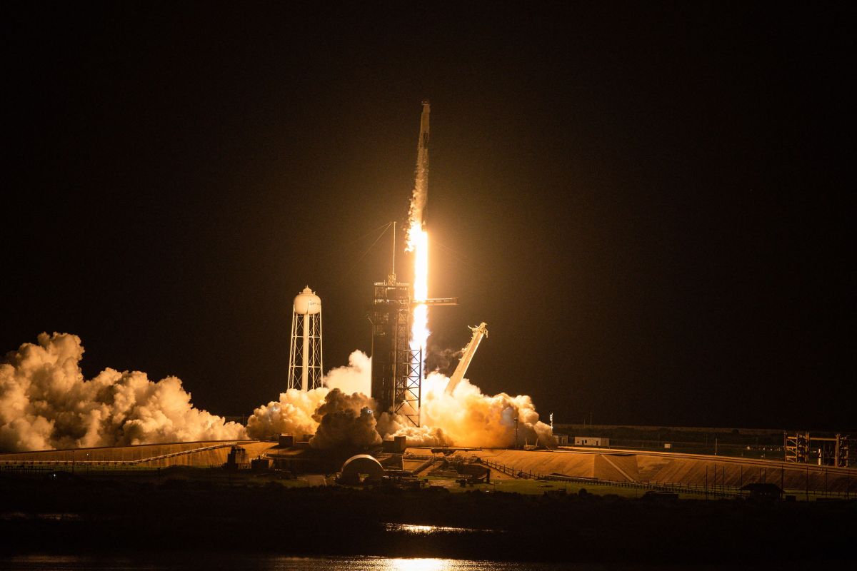 El cohete Falcon 9 de SpaceX tras despegar del Kennedy Space Center en Cabo Cañaveral, Florida.