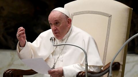 El papa aseguró hoy que, en un momento en el que las mascotas "ocupan el puesto de los hijos", la adopción "está entre las formas más altas de amor"