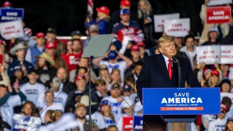 El expresidente Trump en un mitin en Conroe, Texas.