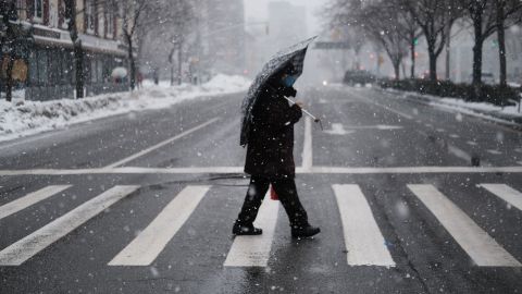 La lluvia irregular podría provocar hielo en vialidades y aceras.