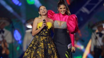 En la imagen aparece la cantante Natalia Jiménez junto a Ana Bárbara.