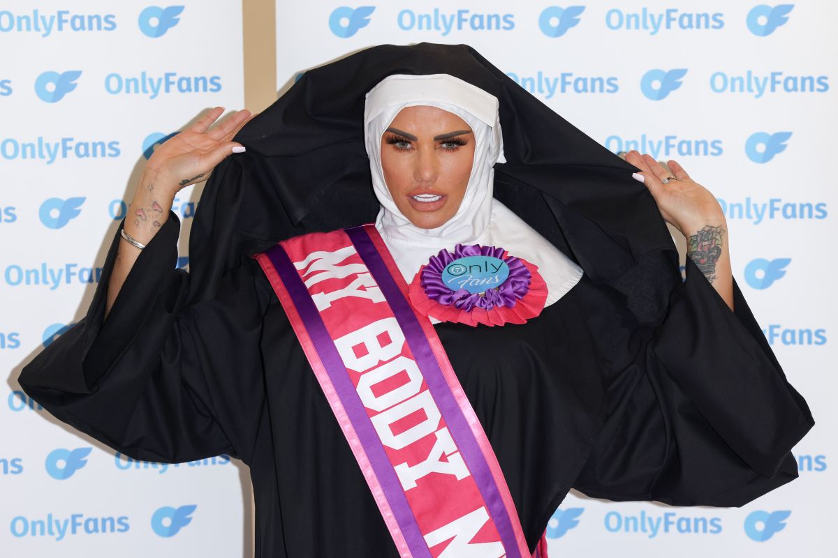 Katie Price se viste de monja para inaugurar su cuenta de OnlyFans El