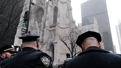 Policías ocuparon el viernes la Quinta Avenida de Nueva York para despedir a su colega Jason Rivera.