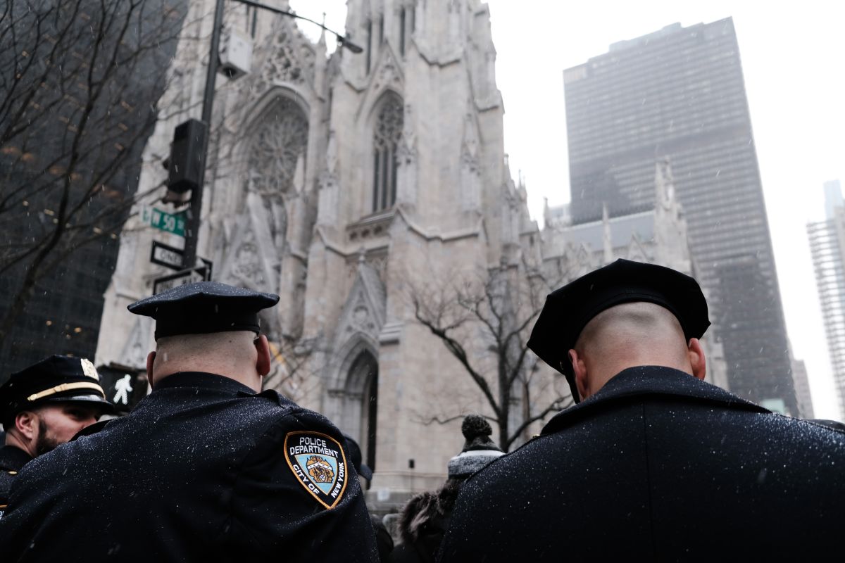 Policías ocuparon el viernes la Quinta Avenida de Nueva York para despedir a su colega Jason Rivera.