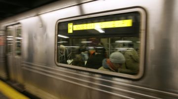 Hombre intentó evadir pago del Subway, pero cayó y se rompió el cuello en Queens