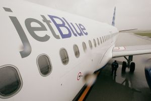 Dos aviones JetBlue tropezaron en pista de aeropuerto JFK de Nueva York: uno en ruta a Puerto Rico y el otro vacío