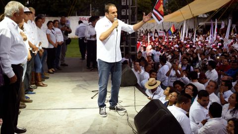 Cuauhtémoc Blanco fue fotografiado con líderes del narcotráfico.