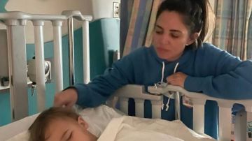 Pamela Silva cuidando a Ford luego de la cirugía