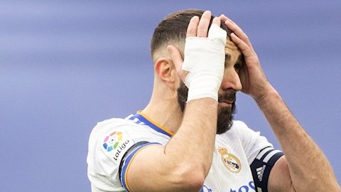 Benzema se llevó las manos a la cabeza por no mantener su buena racha.