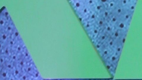 Tanga de Karol G queda a la vista al bajar la sábana y subir su franela