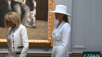 La exprimera dama Melania Trump lució en 2018 el sombrero que subasta.