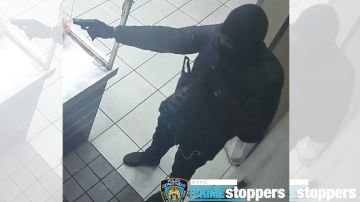 VIDEO: Momento del robo en Burger King en Harlem, donde asaltante disparó a cajera de 19 años