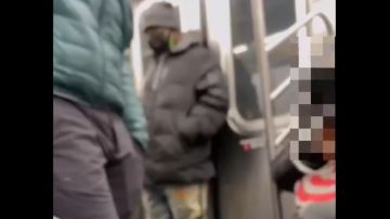 Sujeto golpea a joven de 14 años y lanza insultos contra mexicanos en el Subway en Brooklyn