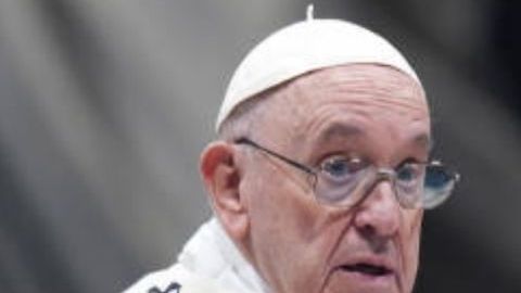 El papa Francisco llama "egoístas" a los que prefieren tener mascotas a hijos y Ricky Gervais responde.