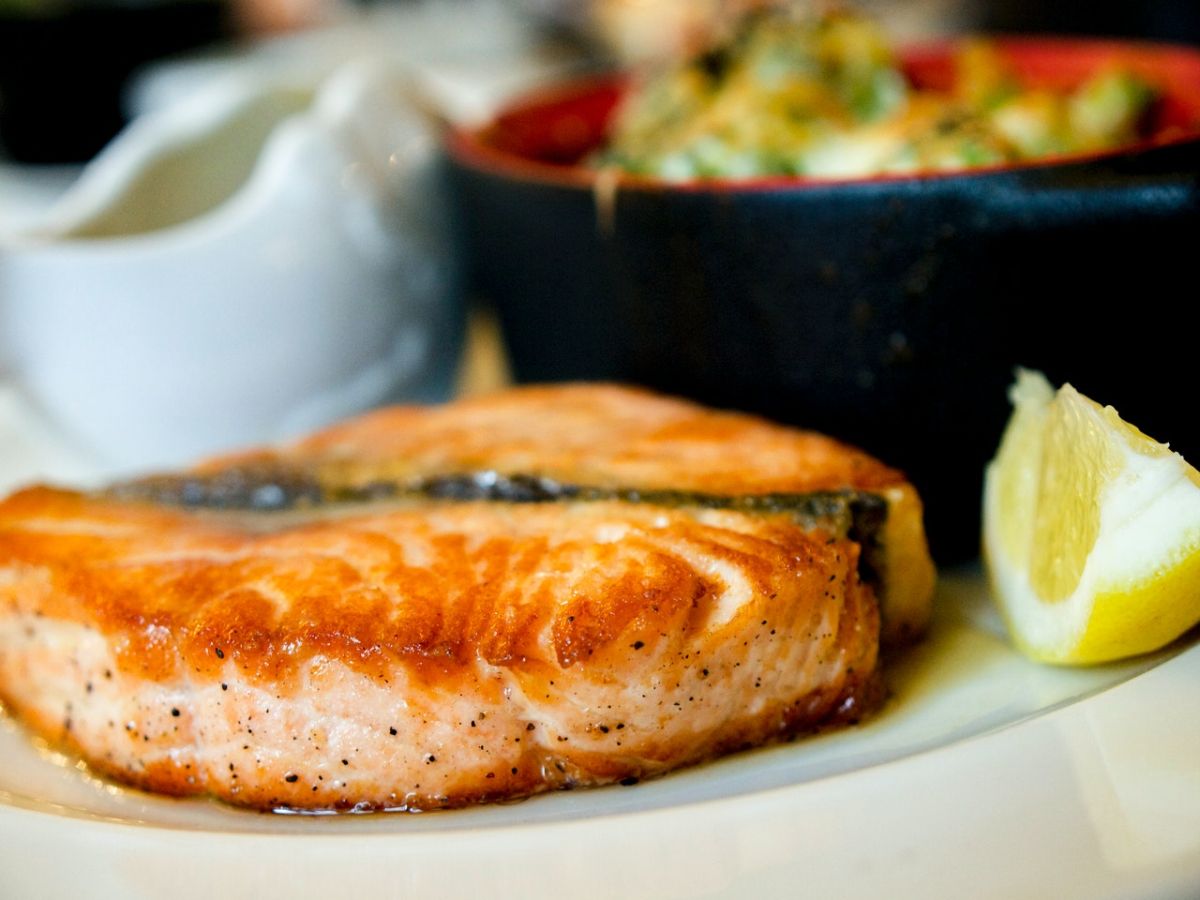 El salmón es una de las fuentes de vitamina D, nutriente que ayuda al cuerpo a absorber el calcio.