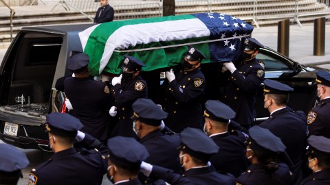 Familiares, uniformados y miles de neoyorquinos se congregan en la Catedral de San Patricio para honrar al oficial dominicano Jason Rivera.