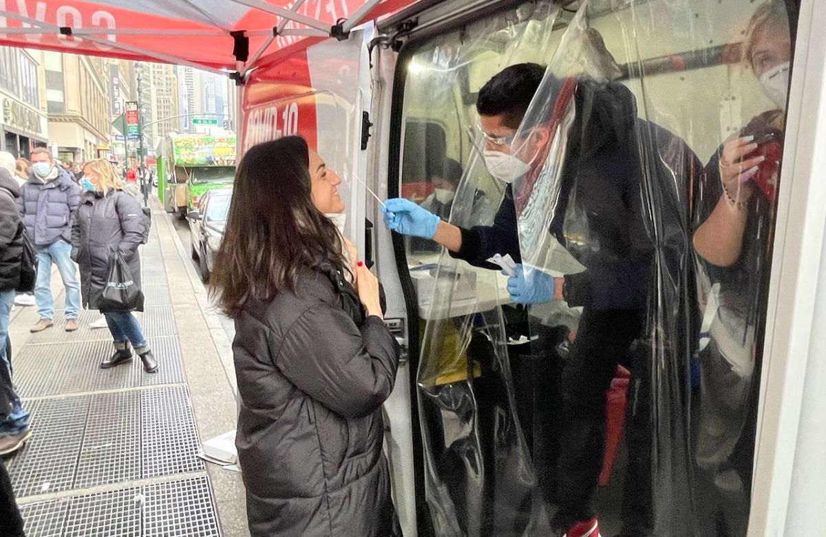 Miles de personas en NYC buscan hacerse las pruebas de COVID-19.
