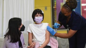 Los CDC recomiendan vacunar con dosis de refuerzo a menores de entre 12 y 17 años.