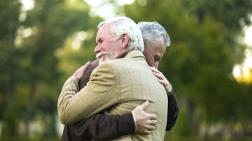 Abrazo hermanos separados 74 años