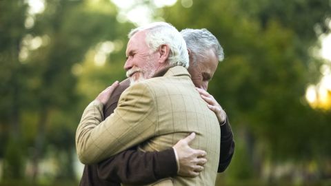 Abrazo hermanos separados 74 años