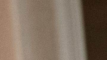 Foto de un hombre cerrando una puerta de una habitación donde está un niño