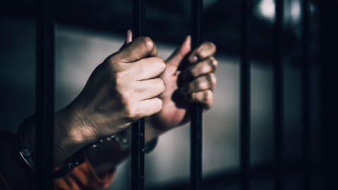 Acusa a su padre de abuso por serle infiel a su madre
