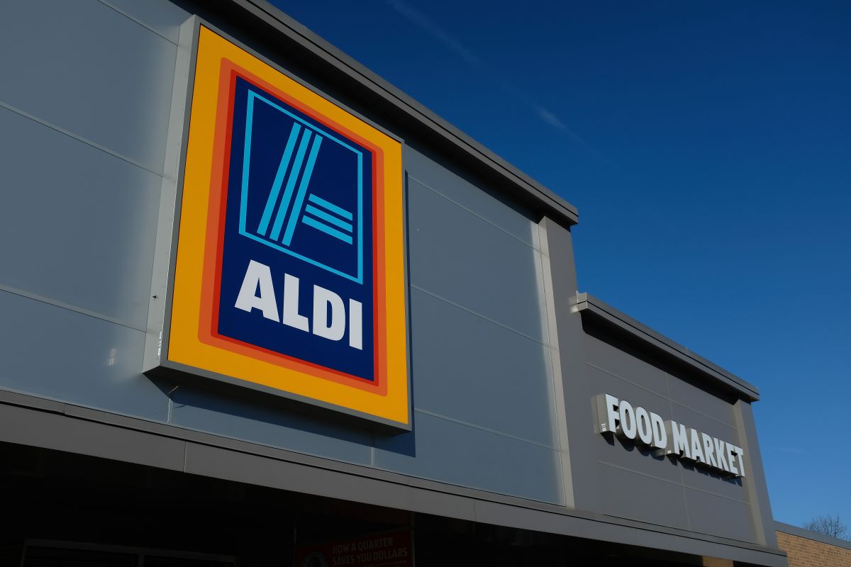 Aldi customer gets stuck in a branch because an employee left 15 minutes early