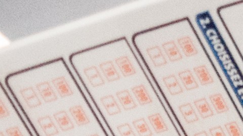 Anciana comparte premio de lotería con cajero