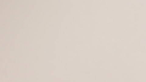 Conmueve anciano que llora por no vender sus dibujos pues no podría comprarles leche a sus nietos