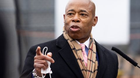 Eric Adams busca combatir la violencia