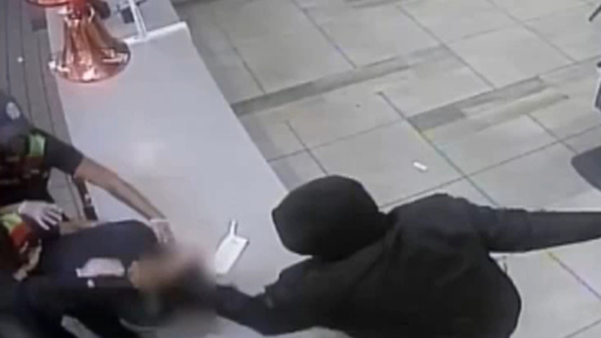 NYPD video: customers beat up “Burger King” employee for late delivery of food in Brooklyn