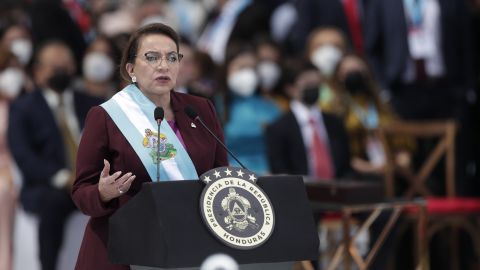 La presidente electa Xiomara Castro habla luego del juramento como nueva presidente de Honduras, hoy en el Estadio Nacional Tiburcio Varias Andino en Tegucigalpa (Honduras). La hondureña Xiomara Castro juró este jueves como la nueva presidenta de su país, convirtiéndose en la primera mujer de Honduras en llegar a la más alta magistratura de la nación centroamericana. Castro juró hacia las 12:05 horas locales (18:05 GMT) ante la jueza Karla Rivera en una ceremonia en el Estadio Nacional, de Tegucigalpa, entre el aplauso de miles de sus compatriotas e invitados especiales de varios países.