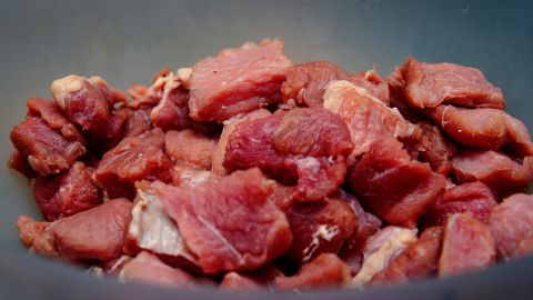 VIDEOS: Este hombre sólo come carne cruda para probar si puede sobrevivir con una dieta cavernícola