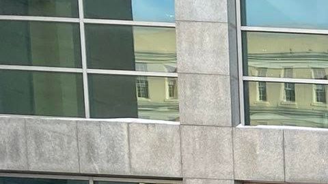 Bibi Allie, quien enfrenta desalojo de su apartamento en un sótano en Queens, durante la manifestación en la Corte de Vivienda de Queens