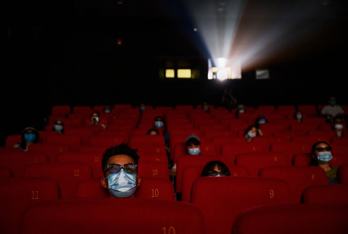 El uso de mascarillas en interiores como una sala de cine puede reducir el riesgo de enfermar de COVID-19.