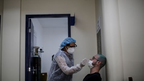 El hombre de 68 años, que también puede ser la primera víctima de la nueva variante del coronavirus en Latinoamérica,