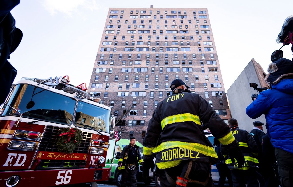 El incendio en El Bronx fue atendido por unos 200 bomberos.