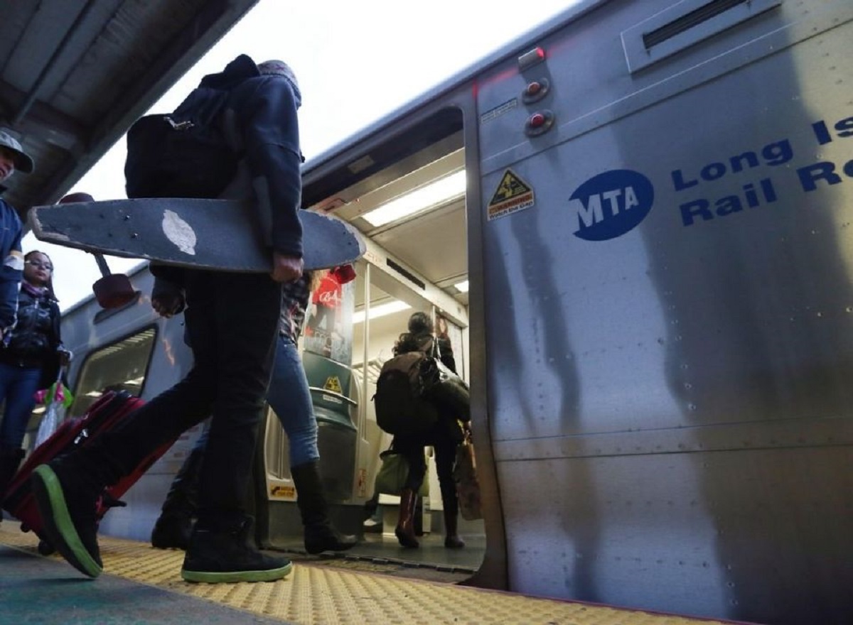 El ataque contra una latina y su familia, ocurrió en un tren de LIRR que salía de Penn Station.
