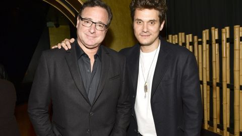 John Mayer fletó un avión privado para trasladar los restos mortales de Bob Saget