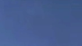 Jones aplicándose desinfectante en la comisaría.