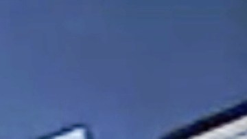 Jones aplicándose desinfectante en la comisaría.