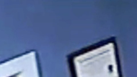 Jones aplicándose desinfectante en la comisaría.