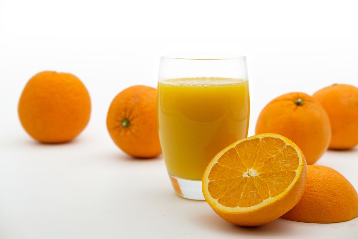 Durante la pandemia, muchas personas volvieron a desayunar en casa y algunos han vuelto a incluir el jugo de naranja en el menú, lo que ha provocado que suba el precio de este producto.