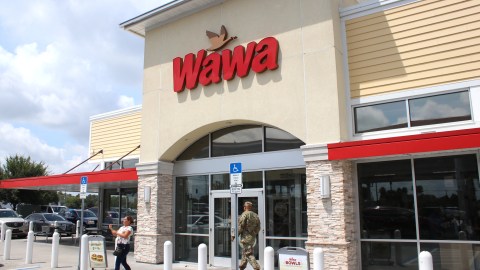 wawa-empleado-salva-cliente