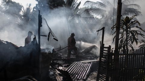 El hombre incendió un pequeño inmueble con el cadáver de un hombre y un perro en su interior.