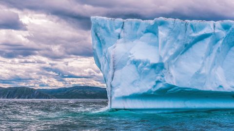 En junio de 2017, el témpano bautizado A68 se separó de la plataforma de hielo Larsen C, al este de la península antártica.