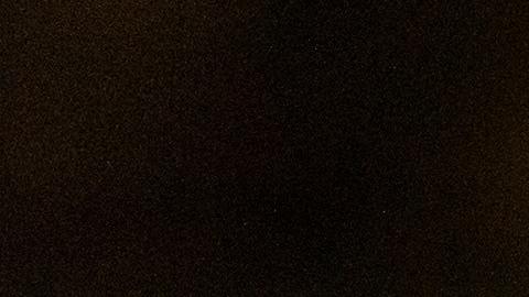 La roca irrumpió violentamente en la casa y aterrizó directamente en su almohada.