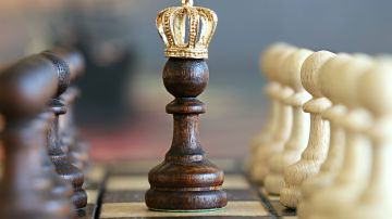 Quien conoce el ajedrez sabe que el rey no es la pieza más importante del juego.