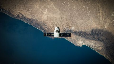 La cápsula Dragon cayó este lunes ayudada de un paracaídas al Golfo de México.